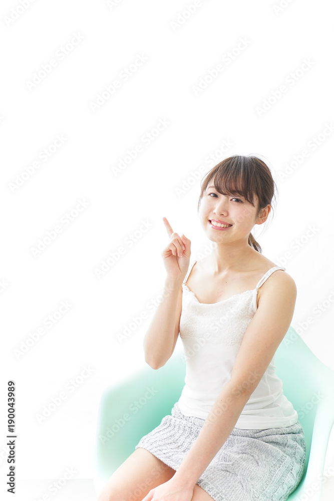 ポイントを指差す若い女性 ポイントを指差す若い女性