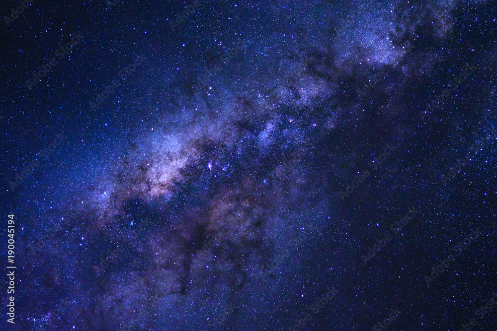Fototapeta premium Gwiaździste nocne niebo i galaktyka Drogi Mlecznej z gwiazdami i kosmicznym pyłem we wszechświecie