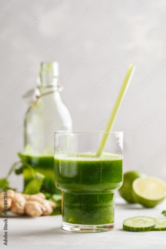 Fototapeta premium Healthy green vegetable detox smoothie. Vegan cucumber, parsley green juice. Copy space