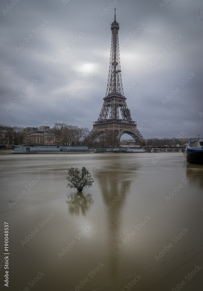 Fototapeta premium Quand les quais de seine à Paris subissent la Crue de la Seine