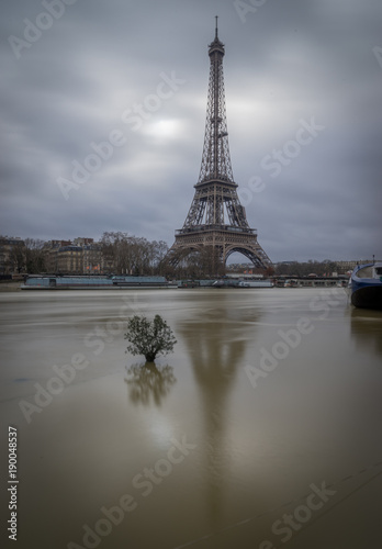 Fototapeta Naklejka Na Ścianę i Meble -  Quand les quais de seine à Paris subissent la Crue de la Seine