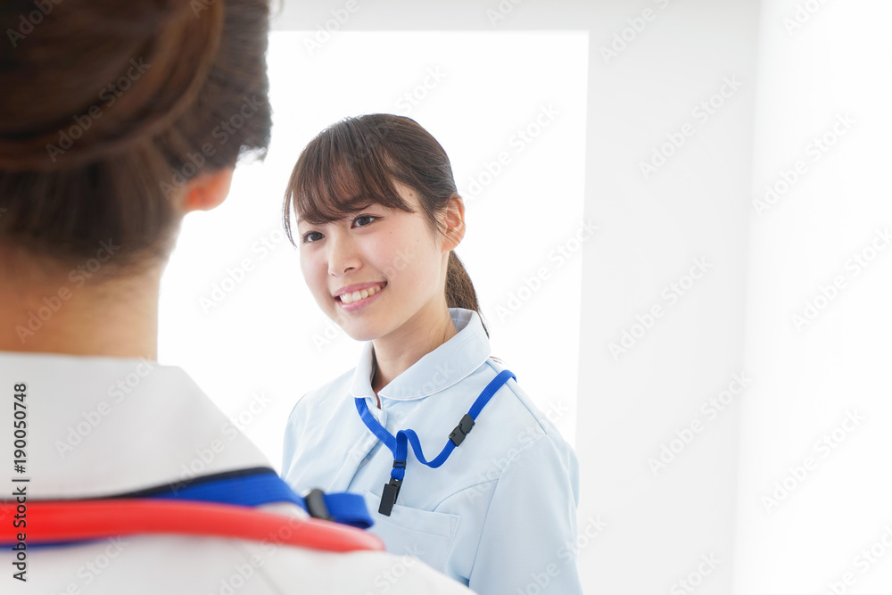 病院で働く若い看護師
