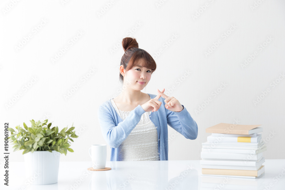 女性・テーブル