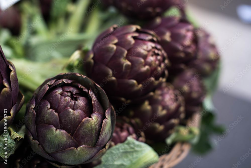 Obraz premium Świeże karczochy 