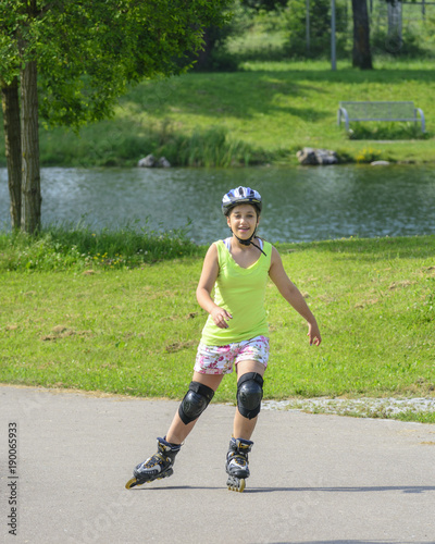 Teenager auf Inline-Skates im Park unterwegs