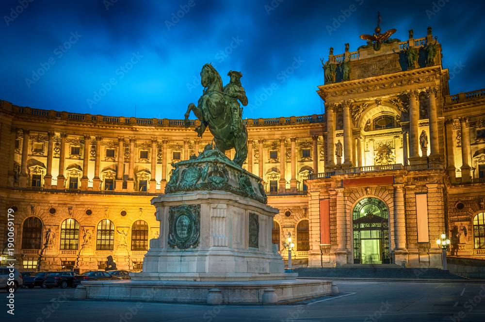 Obraz premium Pomnik cesarza Józefa II. Pałac Hofburg w Wiedniu Austria - tło architektura gród.