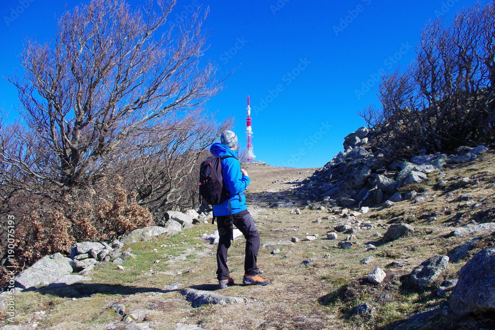 Fototapeta premium Pic Néoulos dans les Albères avec randonneur bleu