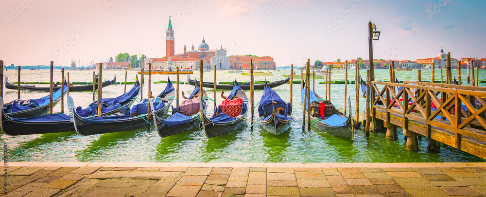 Obraz premium Wenecja, Włochy, Europa. Panoramiczny widok zacumowanych gondoli.