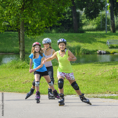 Obraz na płótnie Freizeitspaß im Grünen beim Inline-Skating