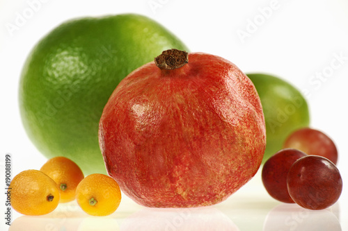  Intensywnie kolorowe i okrągłe - granat z innymi owocami na białym tle