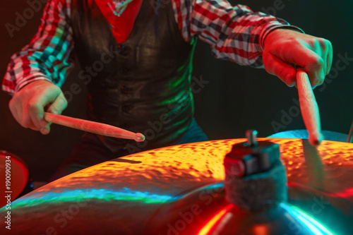 Sticker The drummer plays the plates.