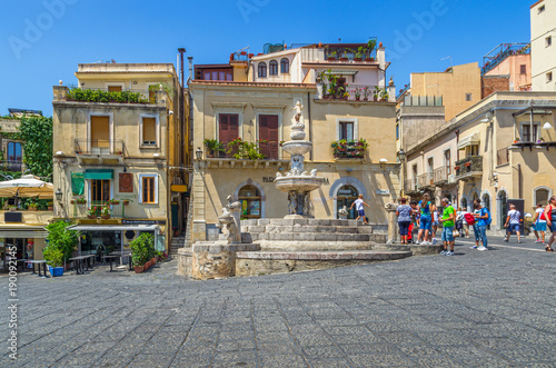 Fototapeta Naklejka Na Ścianę i Meble -  The fountain of Piazza del Duomo in Taormina.