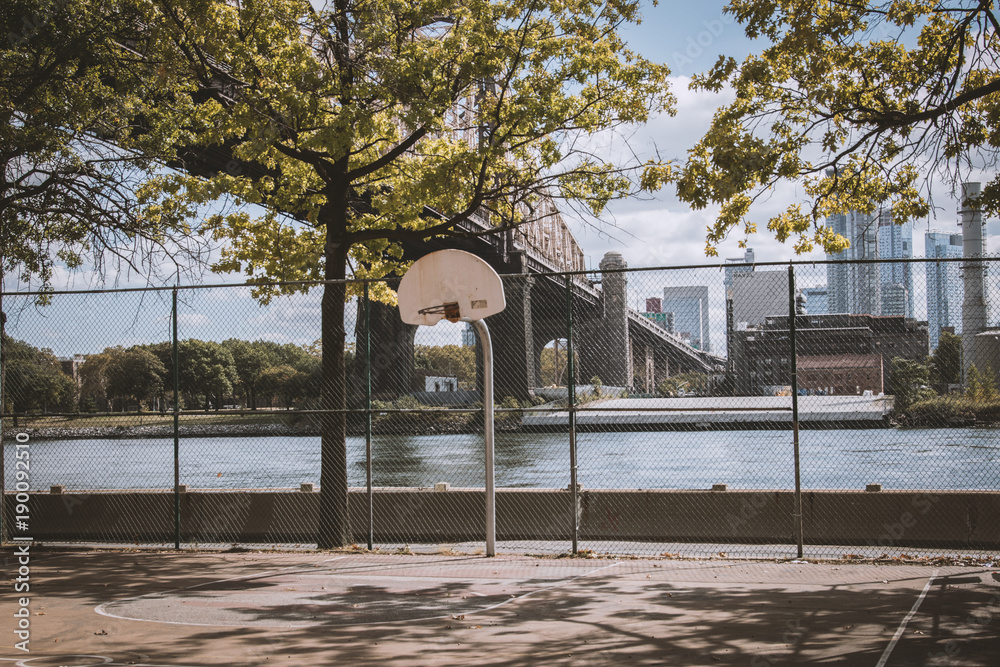 Obraz premium Basketballkorb auf Roosevelt Island