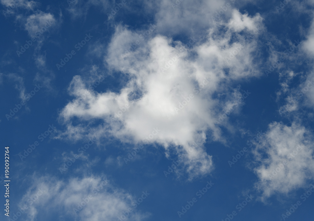 青空と雲「空想・雲のモンスター（モンスターの顔などのイメージ）」顔、睨む、目を丸くするなどのイメージ