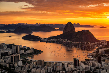 Wandcirkels Rio de Janeiro Warme zonsopkomst boven Suikerbroodberg silhouet  © Donatas Dabravolskas