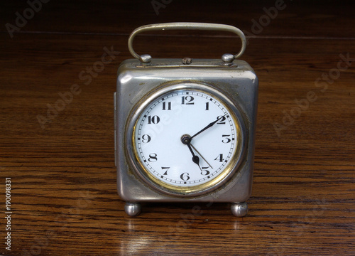 metalowy antyczny zegar mechaniczny budzik