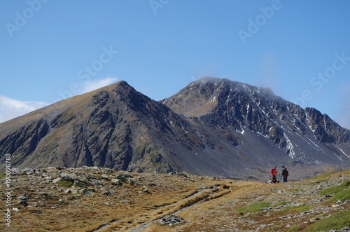 Randonneurs et Paysage de montagne des Péric dans les Pyrénées Orientales