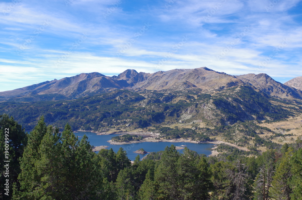 Paysage de montagne lac des Bouillouses avec carlit dans les Pyrénées Orientales