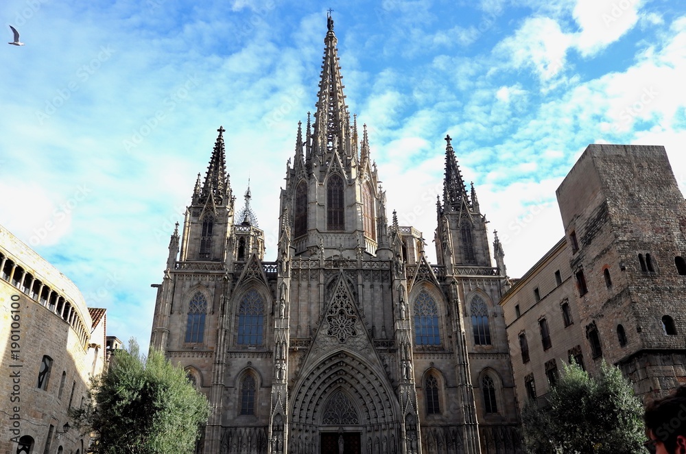 Fototapeta premium バルセロナの城と教会