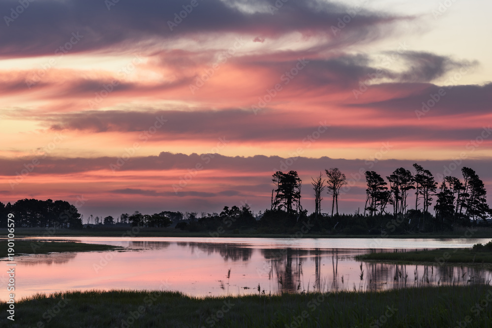 Obraz premium Dramatic and Colorful Sky with Reflections in Water
