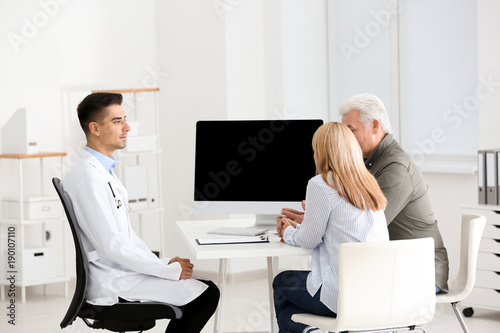 Male doctor consulting seni...
