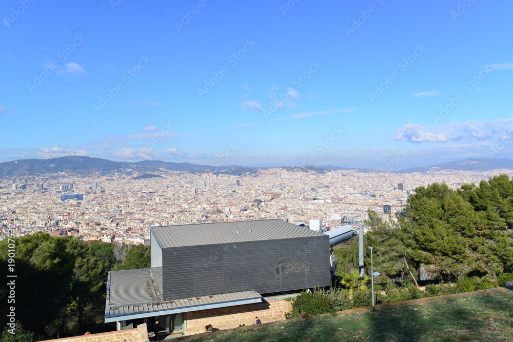 Fototapeta premium バルセロナの城と教会