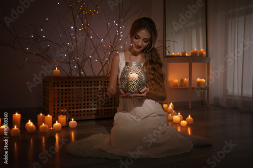 Beautiful young woman holdi...