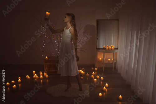 Beautiful young woman holdi...