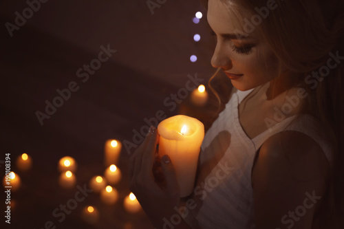 Beautiful young woman holdi...