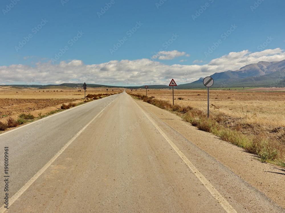 Route droite dans un paysage de campagne. Route droite dans un paysage de campagne.