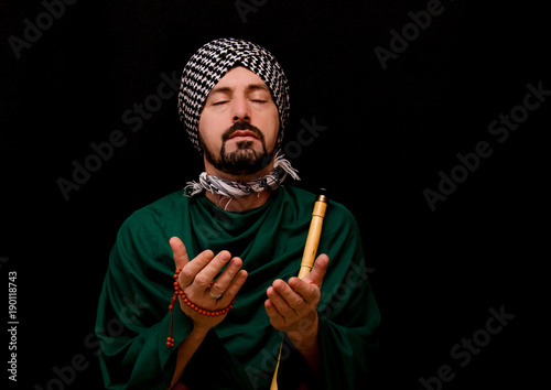 Cuadro en lienzo Muslim man with turban playing ney - Traditional sufi music