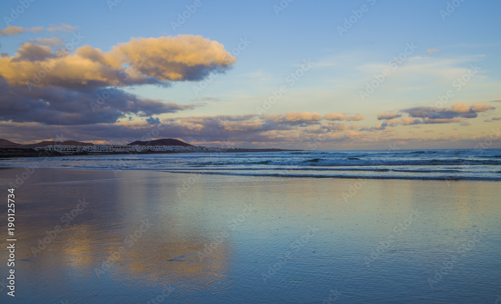 Obraz premium Caleta de Famara (Famara beach) in Lanzarote, Canary island in Spain 