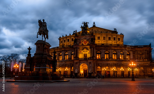 Semperoper an einem bewölkten Abend in Dresden