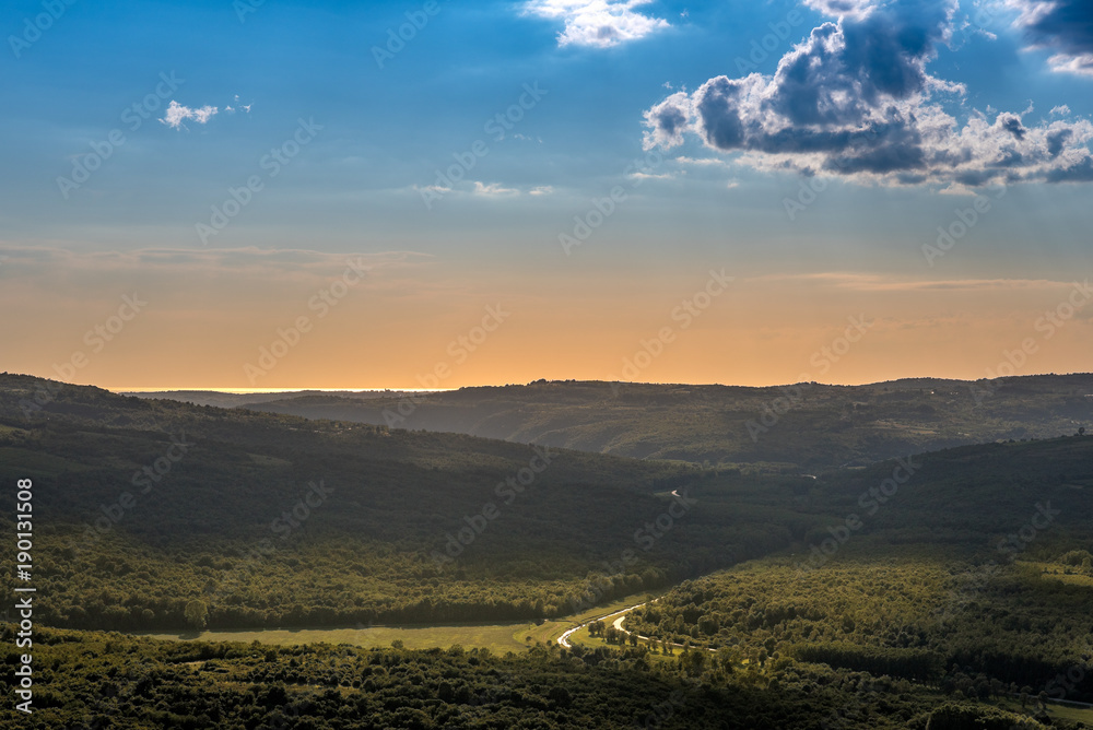 Das Inland von Istrien an einem Sommerabend