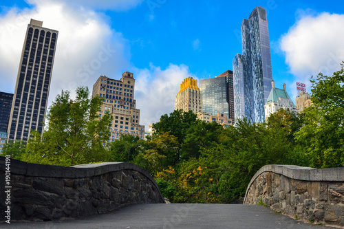 Paisaje urbano de Rascacielos tomado desde un puente del parque de Central Park, Nueva York