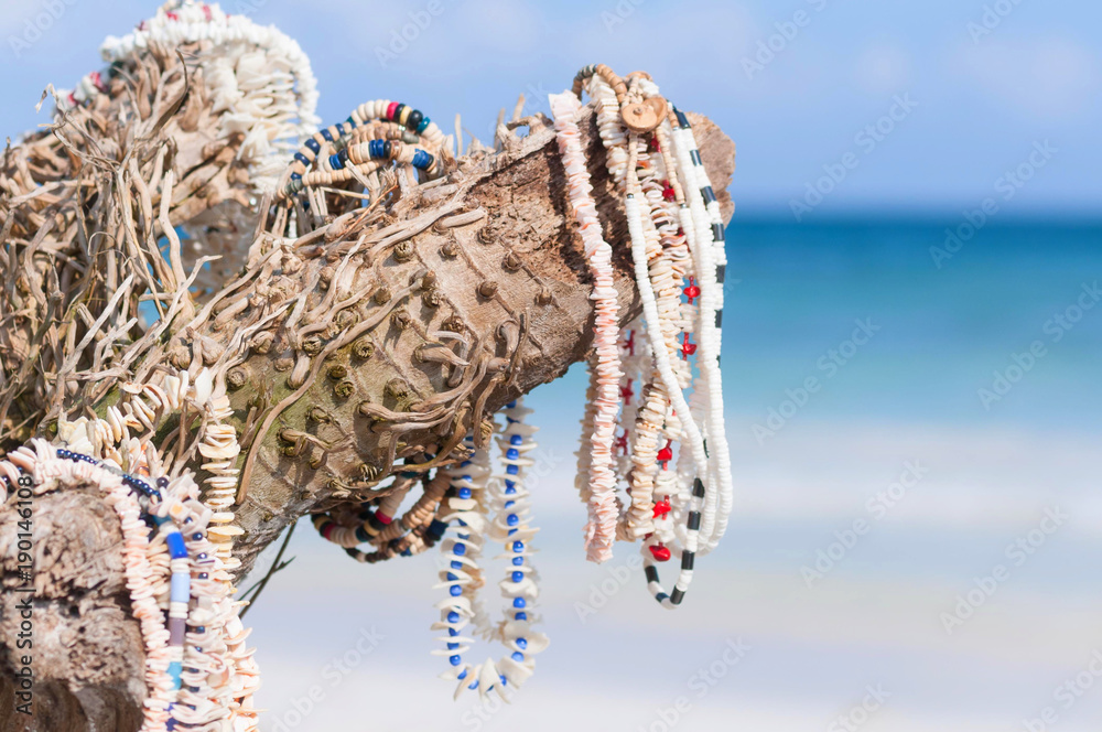 Fototapeta premium Halsketten aus Muscheln - Kunst auf Yucatan in Mexiko