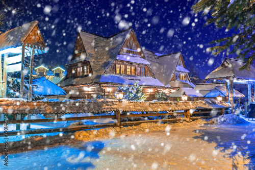 Obraz na płótnie Wooden architecture of Zakopane on a cold winter night with falling snow, Poland w salonie