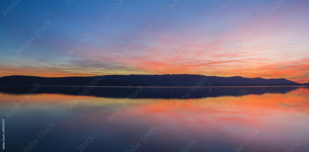 Traumhafter Sonnenuntergang mit schöner Wolkenstimmung am Bodensee