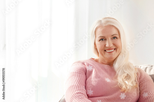 Mature smiling woman on lig...