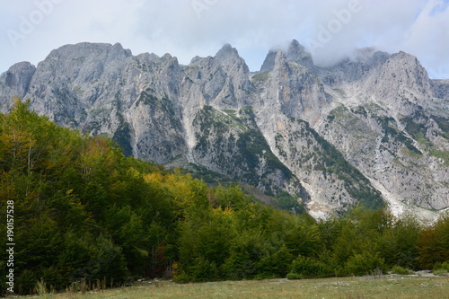Kahle Bergkette über Talboden und Weide