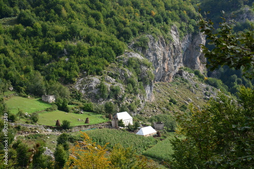 einsames Gehöft in albanischen Alpen
