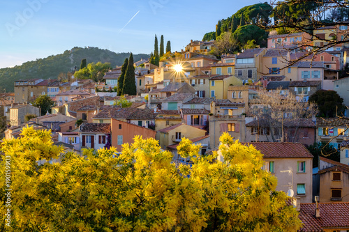 Vue panoramique sur le village de Bormes les Mimosas, Provence, France. Coucher de soleil.