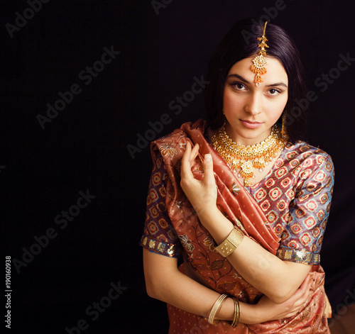 Konstfotografi beauty sweet real indian girl in sari smiling on black backgroun
