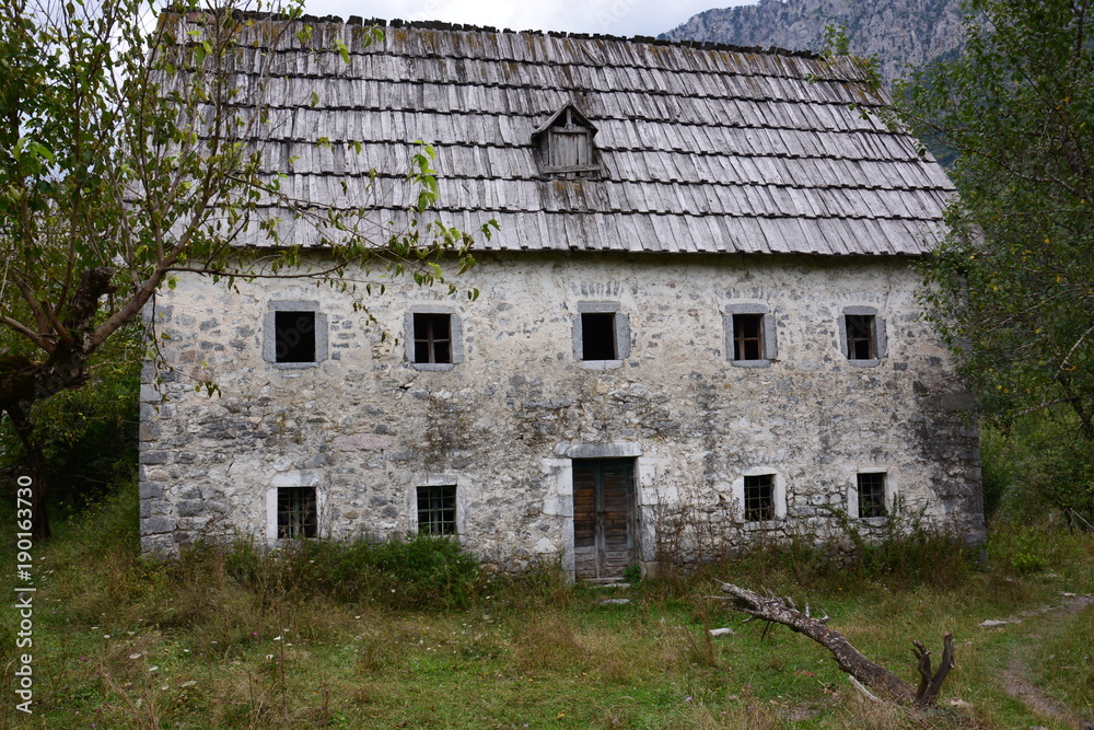 verlassenes Bauernhaus mit traditionellem Holzschindeldach verlassenes Bauernhaus mit traditionellem Holzschindeldach