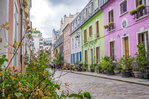 Fototapeta Kolorowe domy przy ulicy Cremieux w Paryżu
