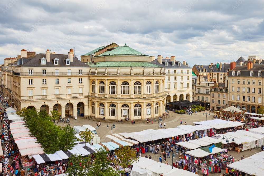 Jour de marché sur la place de la Mairie à Rennes	