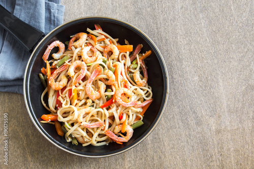 Stir fry with shrimps and noodles