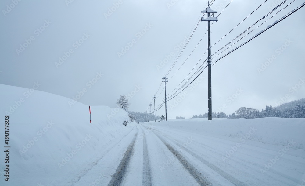 雪で真っ白な道路