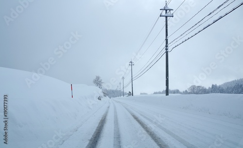 雪で真っ白な道路 © goro20