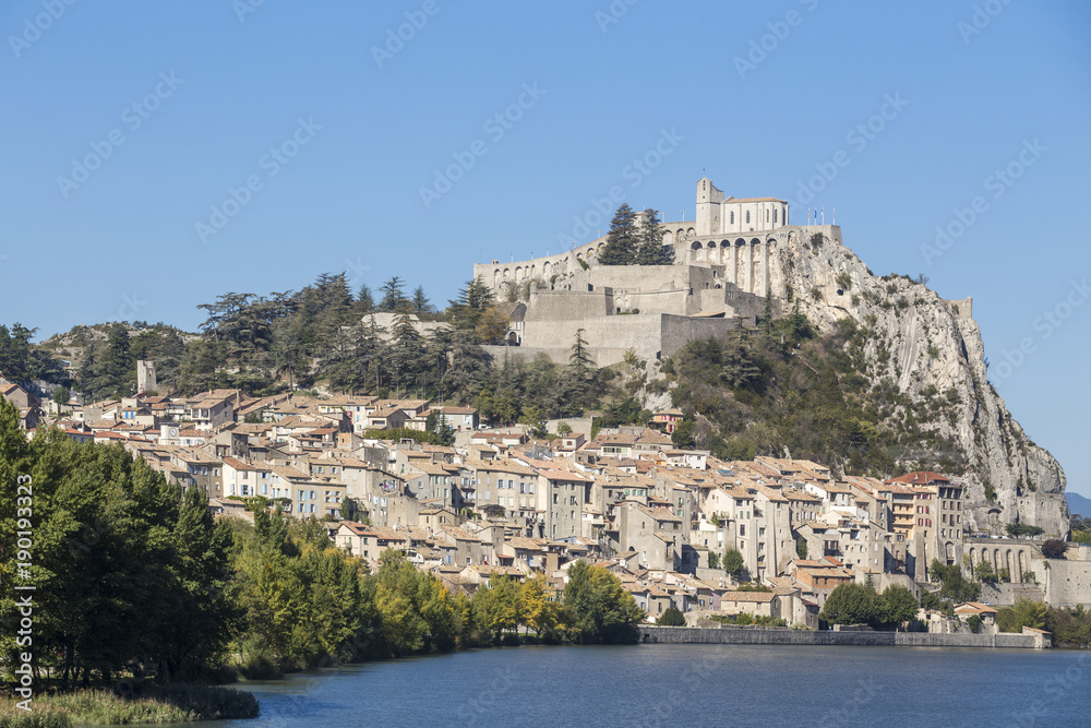 La vieille ville et la Citadelle du XIV-XVIe siècle, au premier plan la Durance, Sisteron 